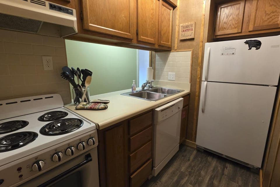 Cozy Condo Sleeps 6 Pools Hot Tub Lovely Views House in Gatlinburg