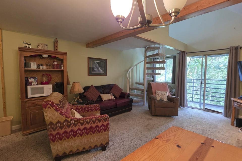 Cozy Condo Sleeps 6 Pools Hot Tub Lovely Views House in Gatlinburg