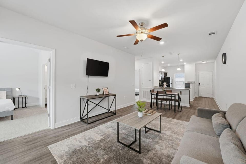 Modern Savannah 2BR Near Shopping Apartment in Savannah