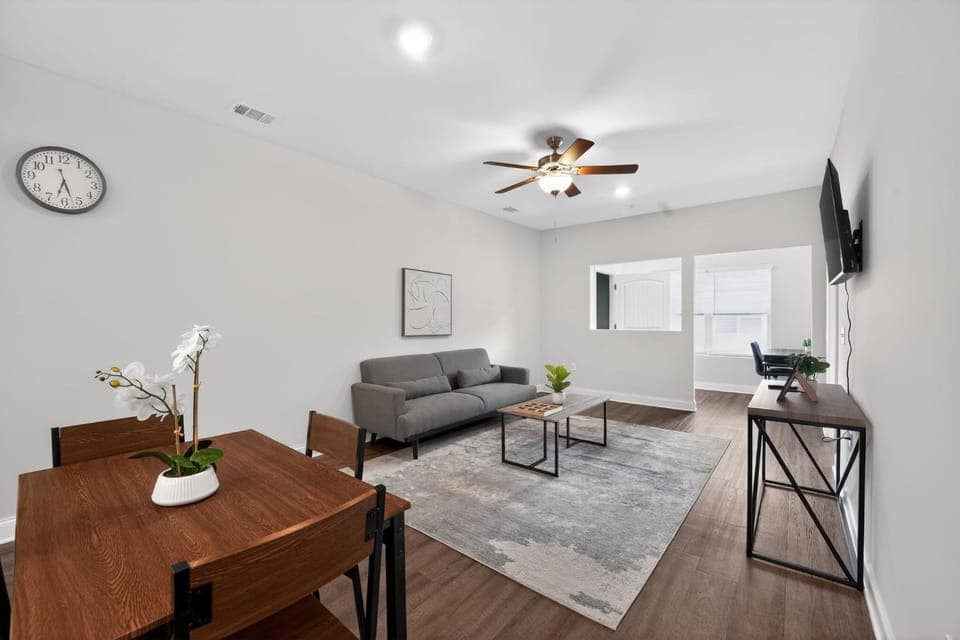 Modern Savannah 2BR Near Shopping Apartment in Savannah