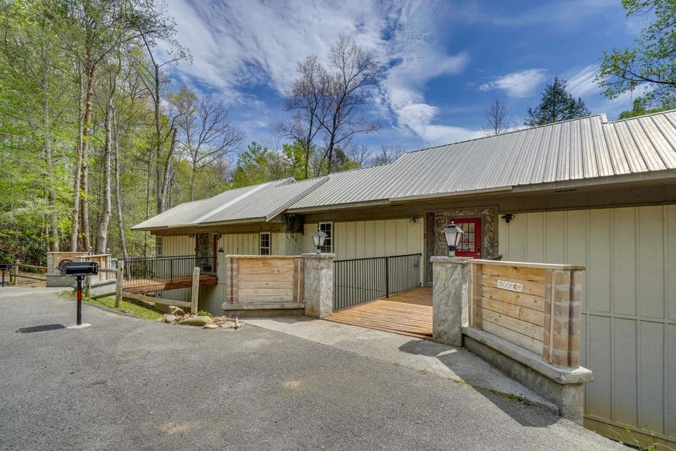 NEW! Gatlinburg Lodge w/ Bonus Room & Hot Tub House in Gatlinburg