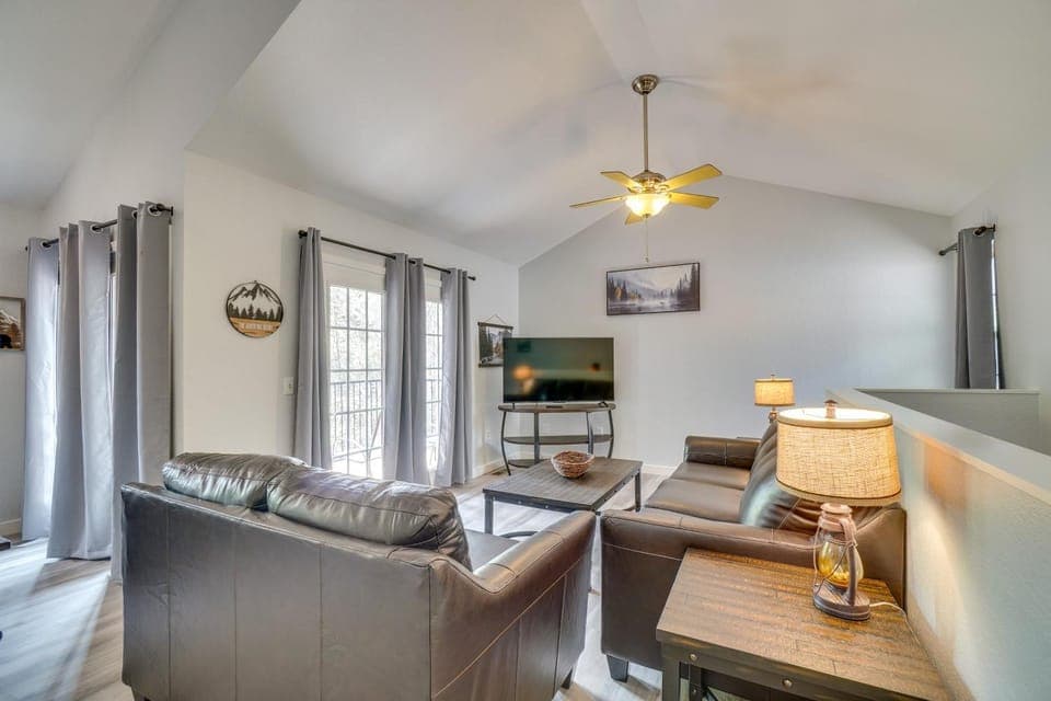 NEW! Gatlinburg Lodge w/ Bonus Room & Hot Tub House in Gatlinburg