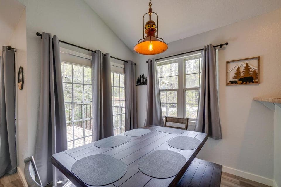 Hike & Explore in Gatlinburg! Hot Tub & Bonus Room House in Gatlinburg