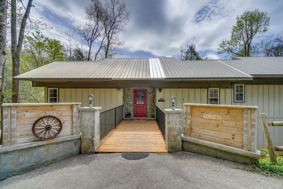 Hike & Explore in Gatlinburg! Hot Tub & Bonus Room House in Gatlinburg