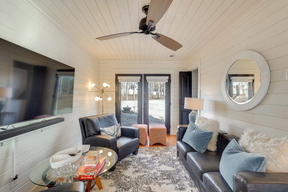 Dock & Serene Views, Lakefront Home in Chappells House in Lake Greenwood