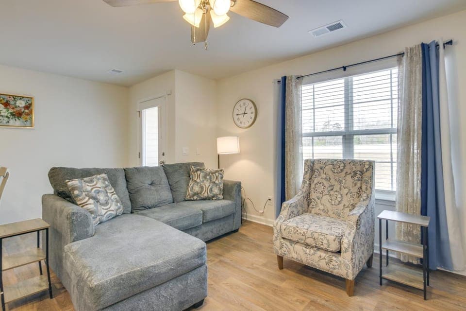 9 Mi to Shawn AFB! Family Townhome Near Dining House in Sumter