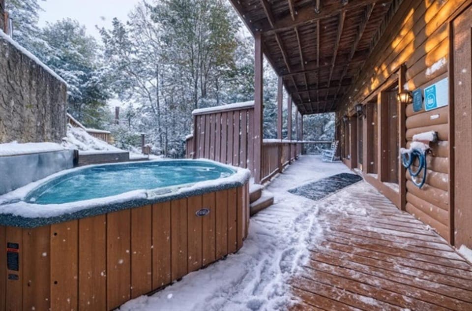Sleeps 34! Games, Hot Tub, Pool, Minutes To It All House in Pigeon Forge