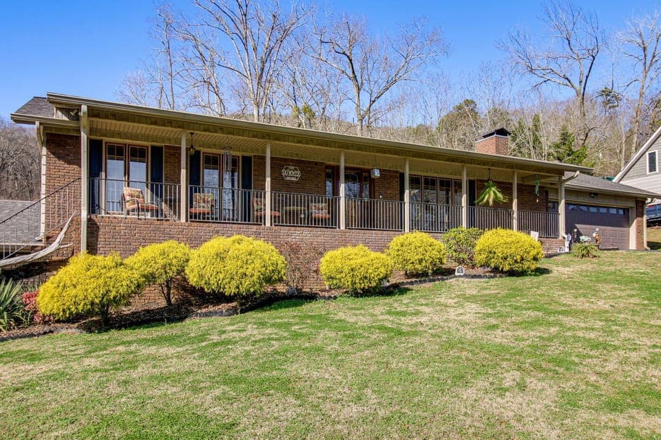 3 Mi to Ruby Falls: 'The Downer House' w/ Yard House in Chattanooga