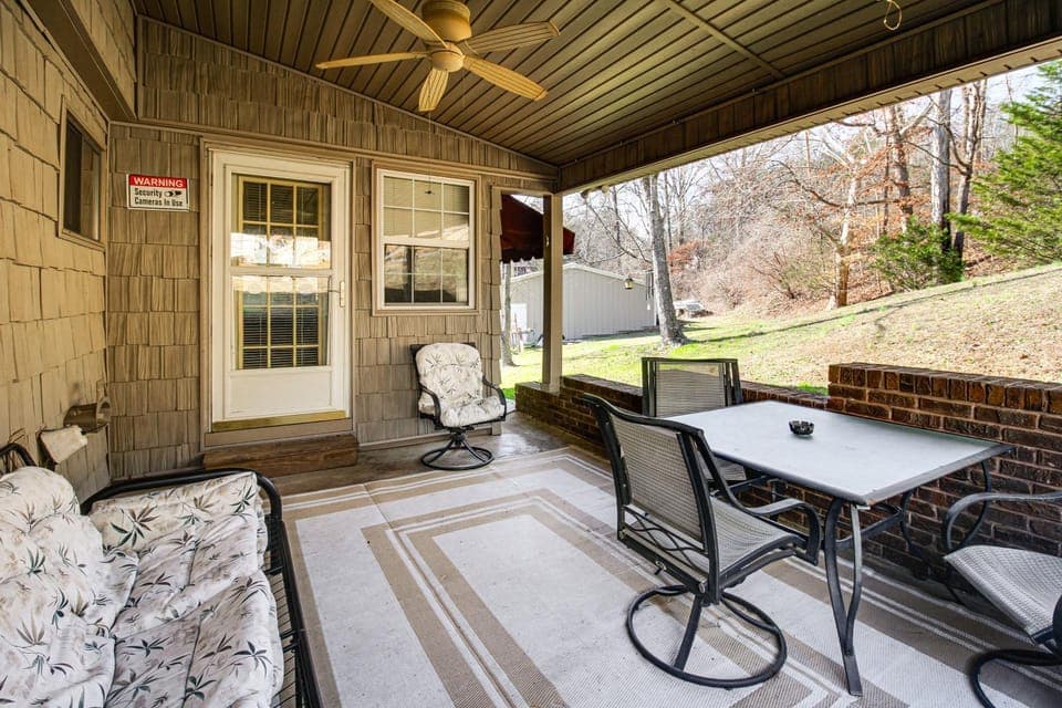 3 Mi to Ruby Falls: 'The Downer House' w/ Yard House in Chattanooga