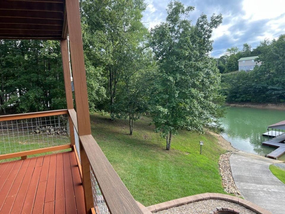 Lakefront Covered Dock Fire pit Sleeps 12 Villa in Douglas Lake