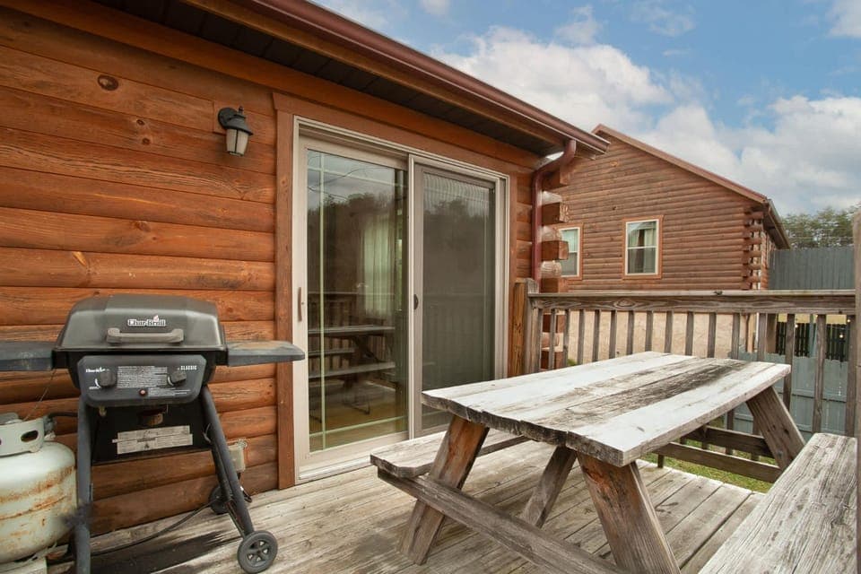 2BR Retreat - Hot Tub Near Dollywood & Pkwy House in Pigeon Forge