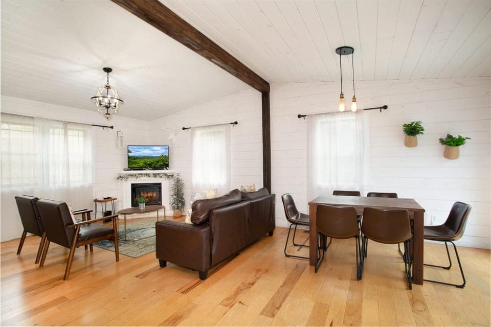 2BR Retreat - Hot Tub Near Dollywood & Pkwy House in Pigeon Forge