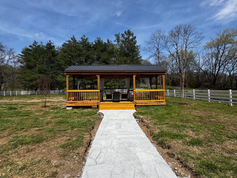 Rose Porch, Historic home on acre lot 25 min from Nashville House in Old Hickory Lake