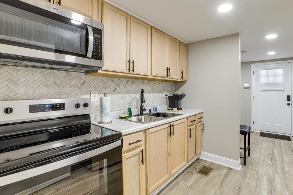 < 3 Mi to Downtown Greenville! Convenient 2BR Home House in Greenville
