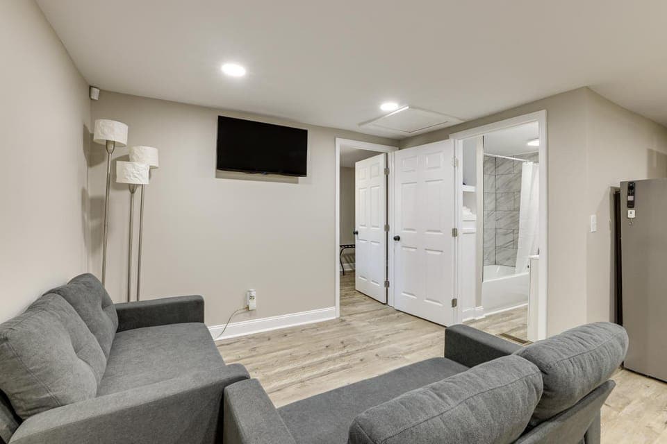 < 3 Mi to Downtown Greenville! Convenient 2BR Home House in Greenville