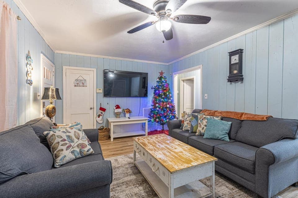 TV and multimedia, Living room, Seating area, Evening entertainment