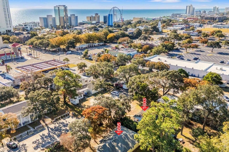 Property building, Day, Neighbourhood, Natural landscape, Bird's eye view, Evening entertainment, City view, Sea view, Location, Parking