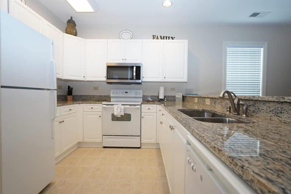 Coastal Condo-Balcony, Pool + Hot Tub, Golf House in Carolina Forest