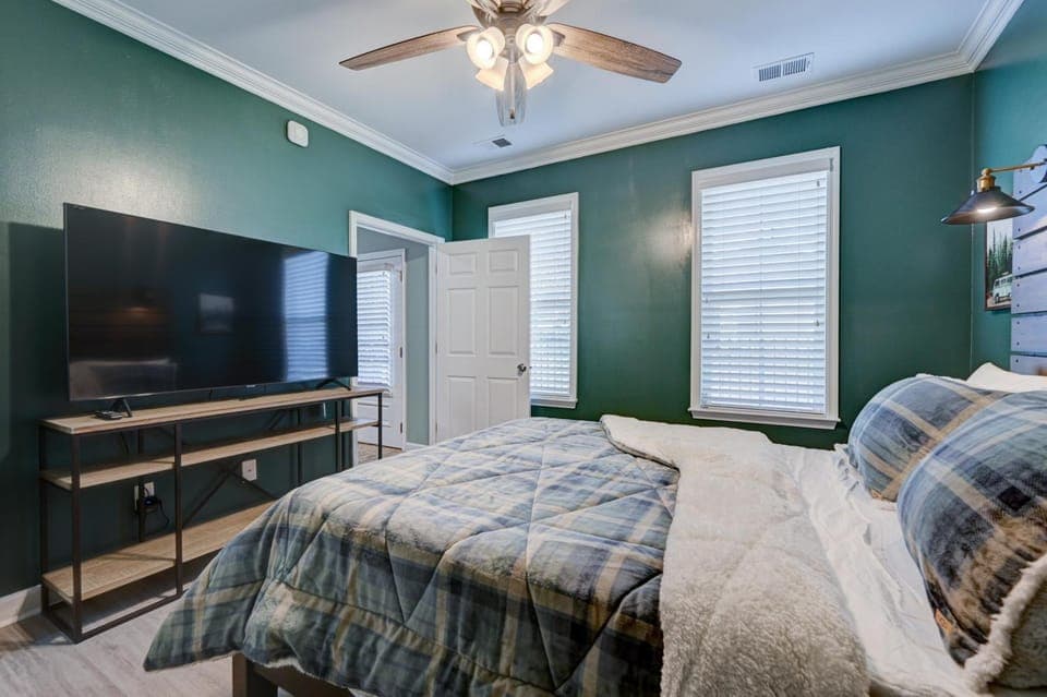 Bed, TV and multimedia, Bedroom