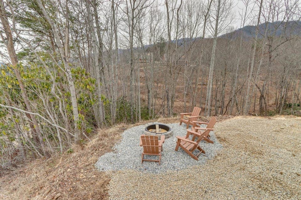 Mtn-View 'Hidden Falls' Cabin w/ Hot Tub & Deck Cabin in Tennessee