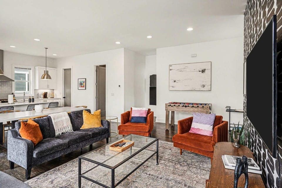 2 Trendy Townhomes w Rooftop Views Near Broadway House in Nashville