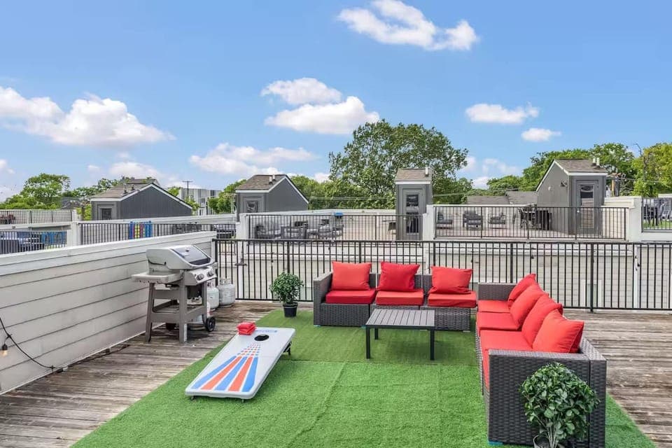2 Stylish Townhomes w Rooftop Views Near Broadway House in Nashville