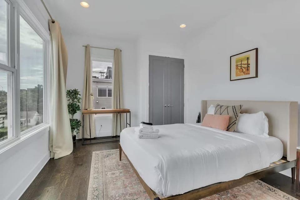 2 Stylish Townhomes w Rooftop Views Near Broadway House in Nashville