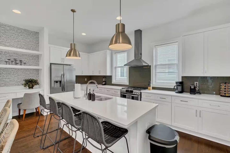 2 Stylish Townhomes w Rooftop Views Near Broadway House in Nashville