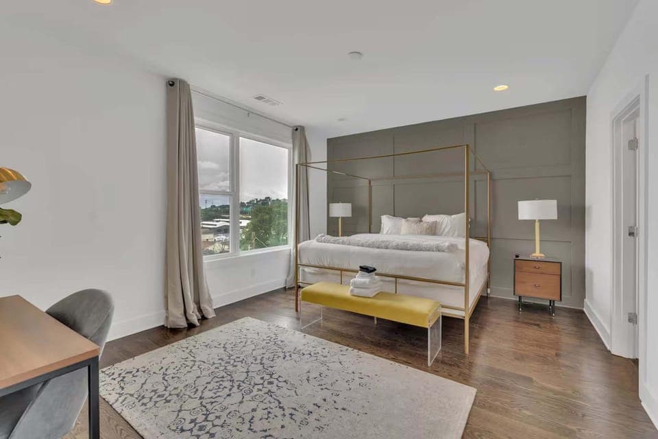 2 Modern Townhomes w Rooftop Views Near Broadway House in Nashville
