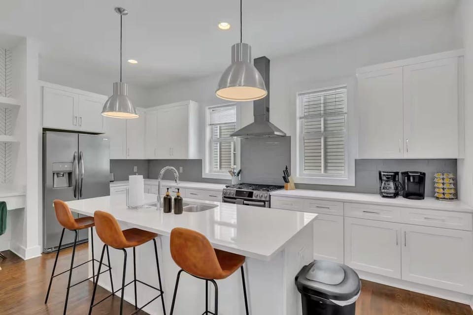 2 Modern Townhomes w Rooftop Views Near Broadway House in Nashville