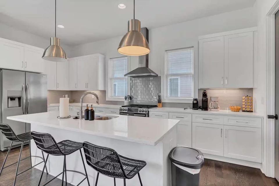 Chic Townhome x3 w Rooftop Views Near Broadway House in Nashville