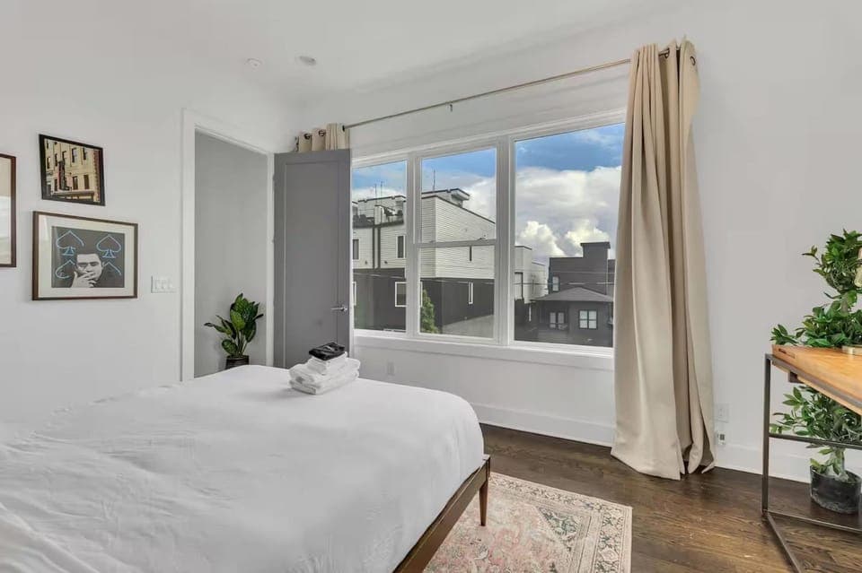 Chic Townhome x3 w Rooftop Views Near Broadway House in Nashville
