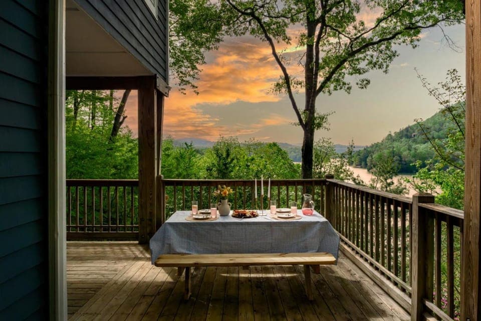 Stunning 4BR Retreat Deck Ping Pong Near Marina House in Lake Glenville