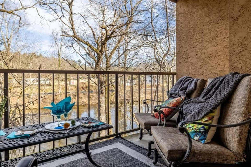 Riverfront getaway Walking distance to Awesome House in Townsend