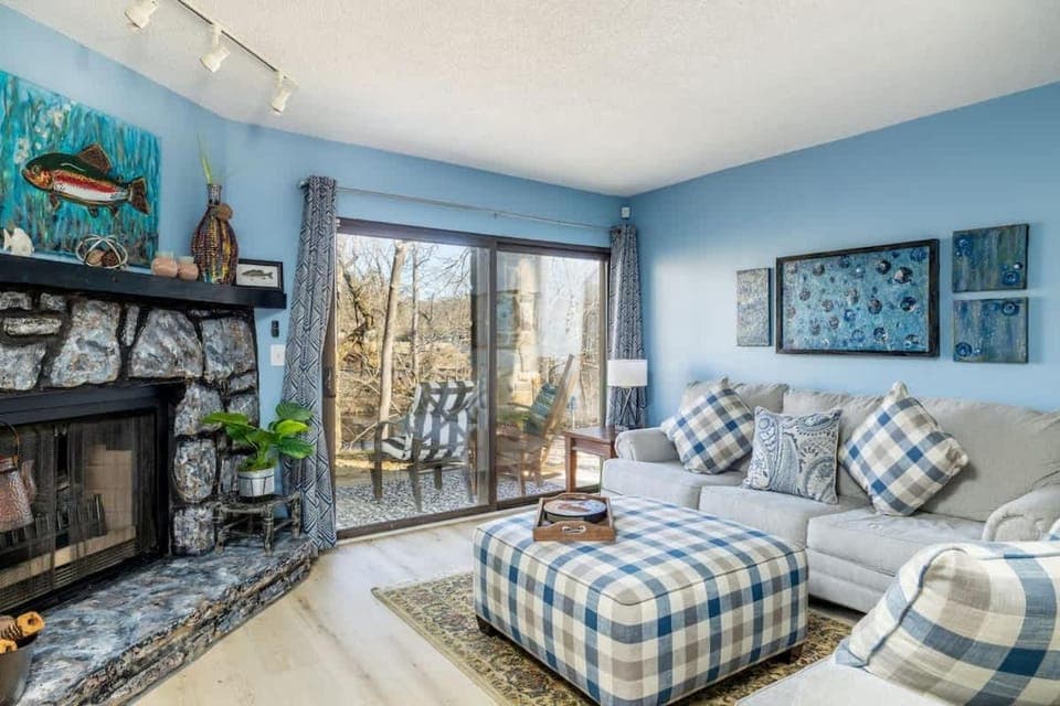 Riverfront getaway Walking distance to Awesome House in Townsend
