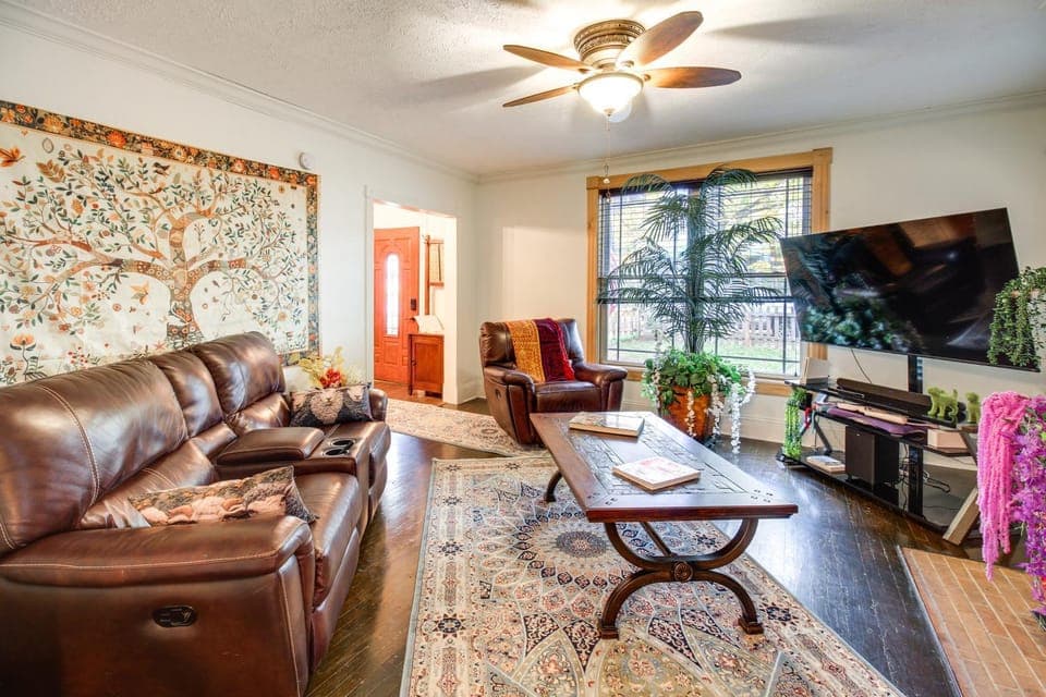 Communal lounge/ TV room, TV and multimedia, Living room, Seating area, Evening entertainment