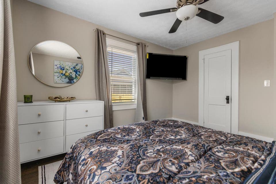 Bed, TV and multimedia, Bedroom, wardrobe