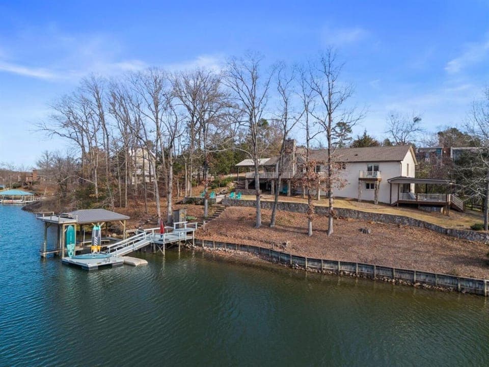 Lake House, Fire Table, Hot Tub, Screened in Porch House in Lake Wylie