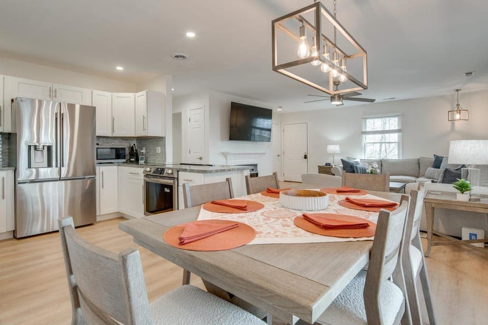 Mtn-View Deck! Modern Retreat Near Jump Off Rock House in Laurel Park