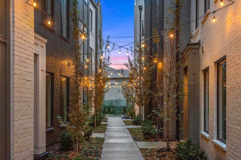Luxury Gated Duo Sleeps 24 Karaoke & Rooftop House in Nashville