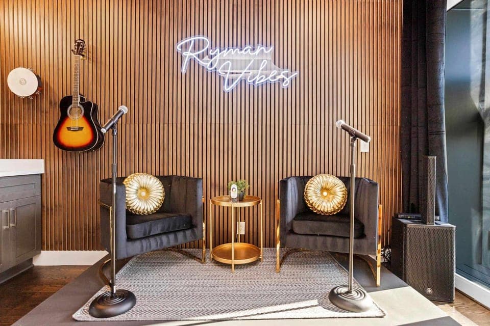 Luxury Gated Duo Sleeps 24 Karaoke & Rooftop House in Nashville