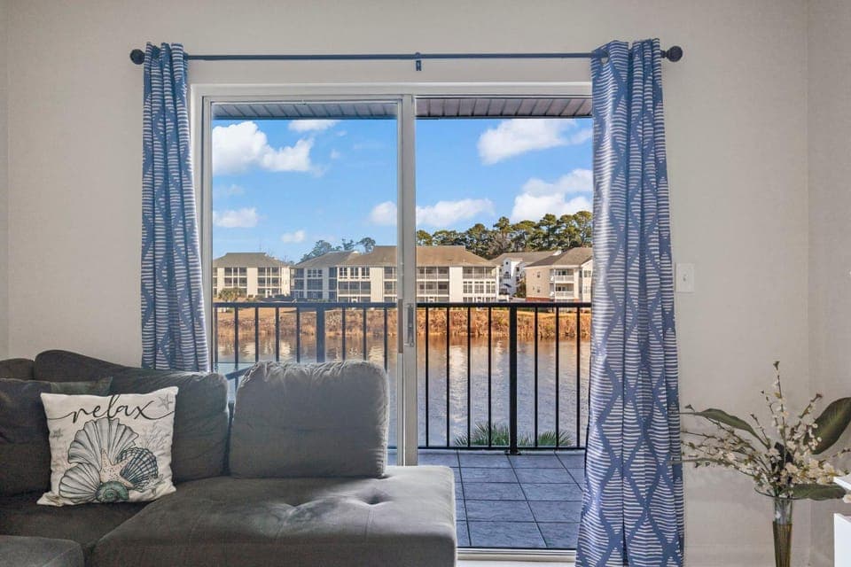 Natural landscape, View (from property/room), Balcony/Terrace, Living room, Seating area, River view
