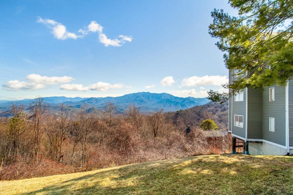 Cozy Ski-View Retreat sleeps 5 in Gatlinburg Apartment in Gatlinburg