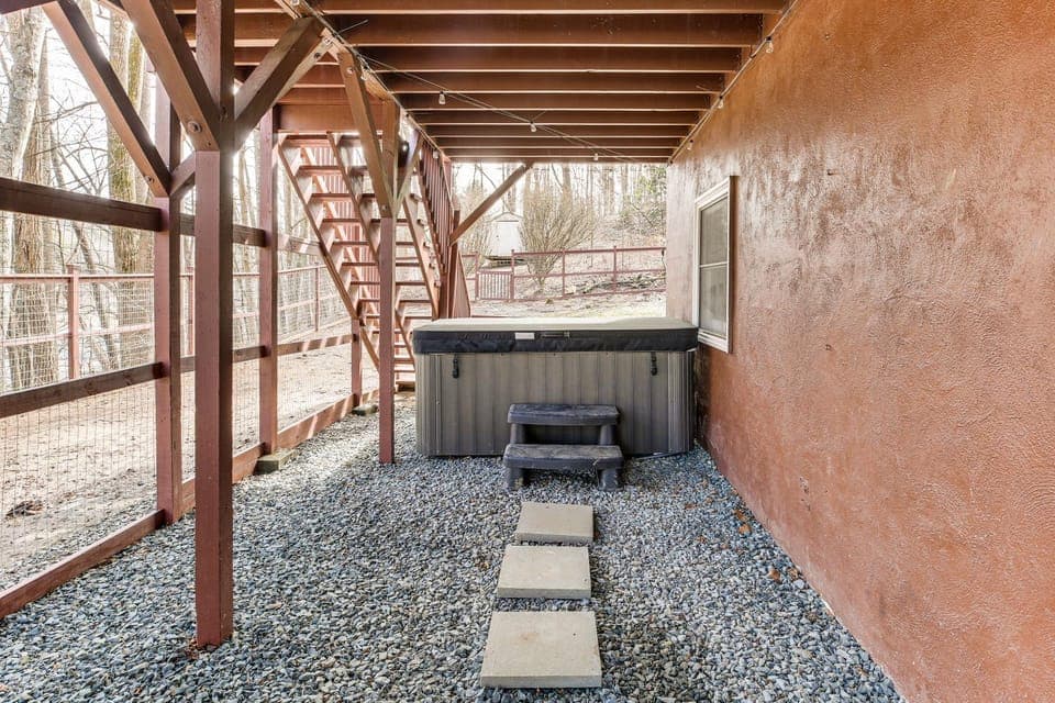 ‘Raley's Retreat’ w/ Hot Tub: 2 Mi to Dtwn Boone! House in Boone