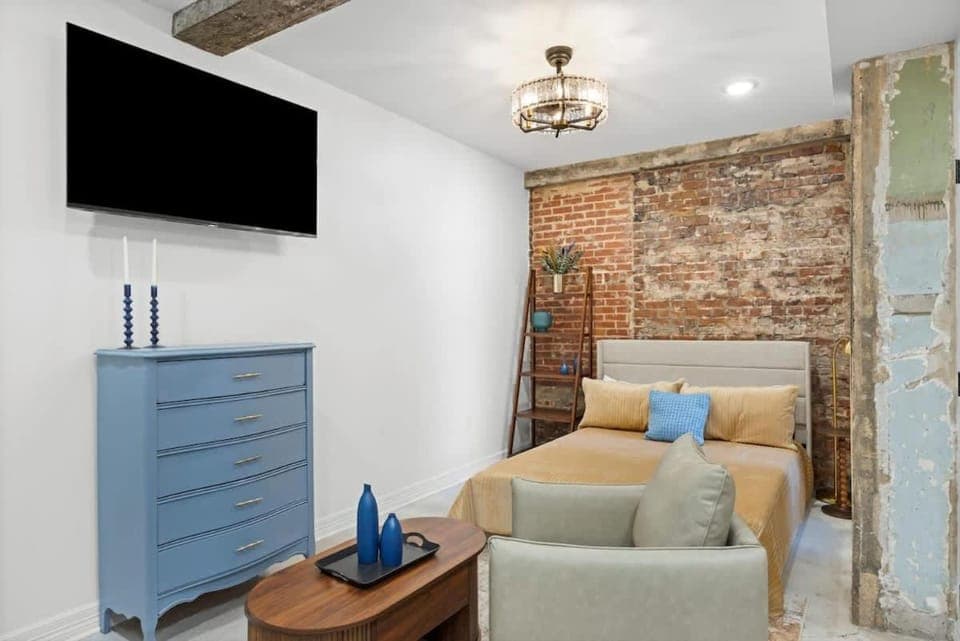 Bed, TV and multimedia, Seating area