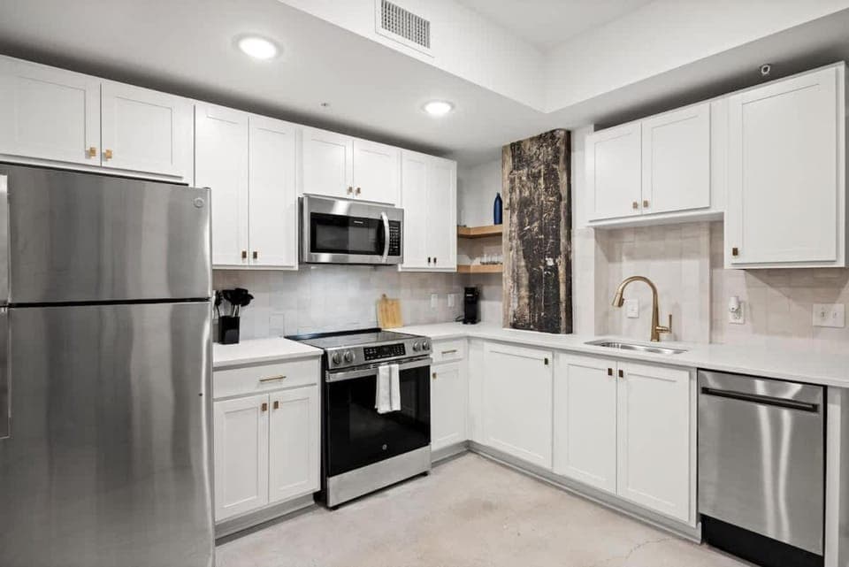 Coffee/tea facilities, Kitchen or kitchenette, dishwasher, microwave, oven, pet friendly, stove, toaster