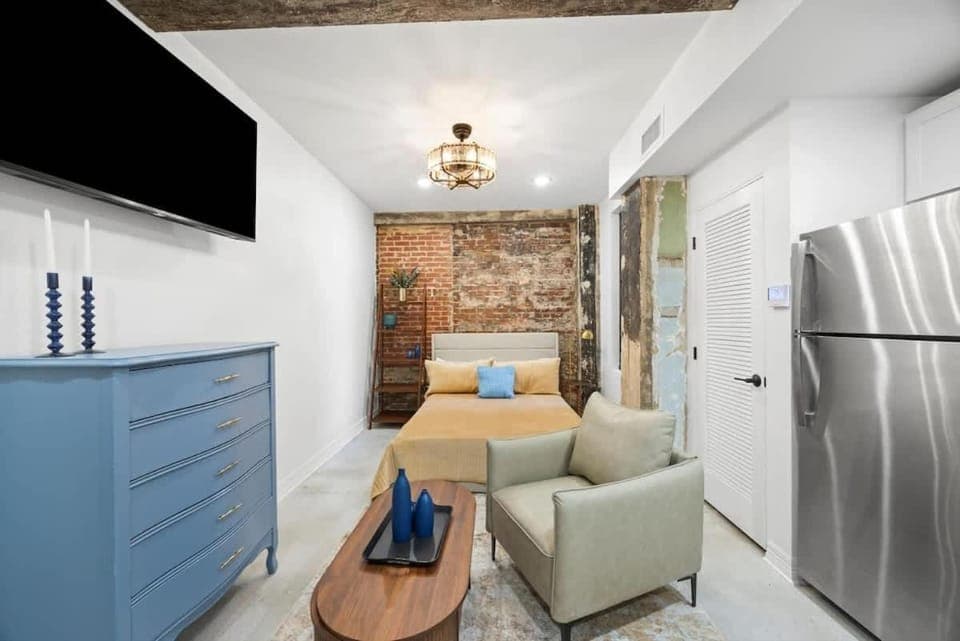 Bed, TV and multimedia, Kitchen or kitchenette, Seating area