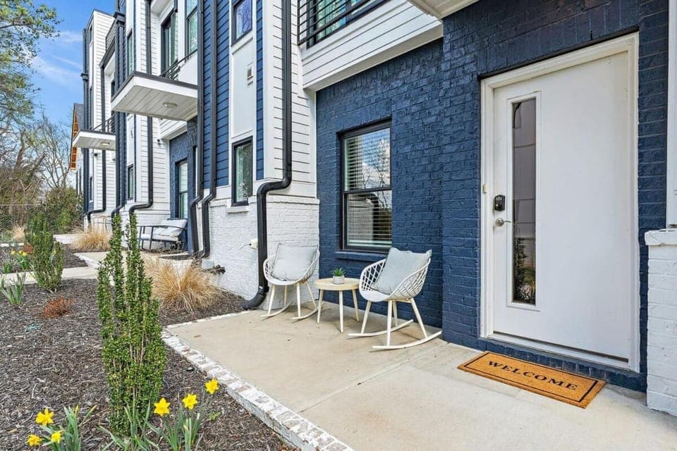Lucky 7 - Hip East Nash Townhouse & Rooftop Deck House in East Nashville