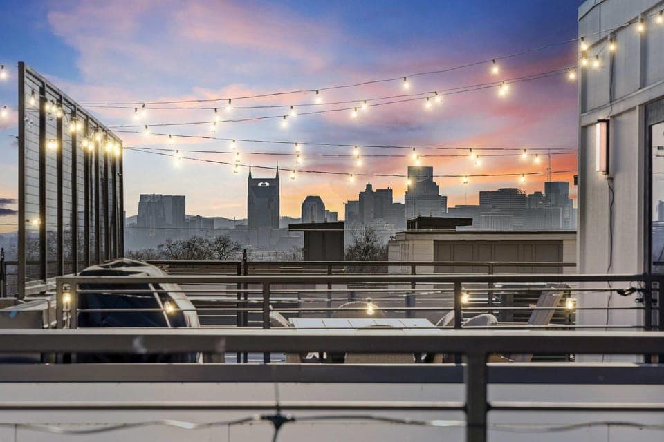 Skyline Views Hot Tub Fire Pit Grill & Parking House in East Nashville
