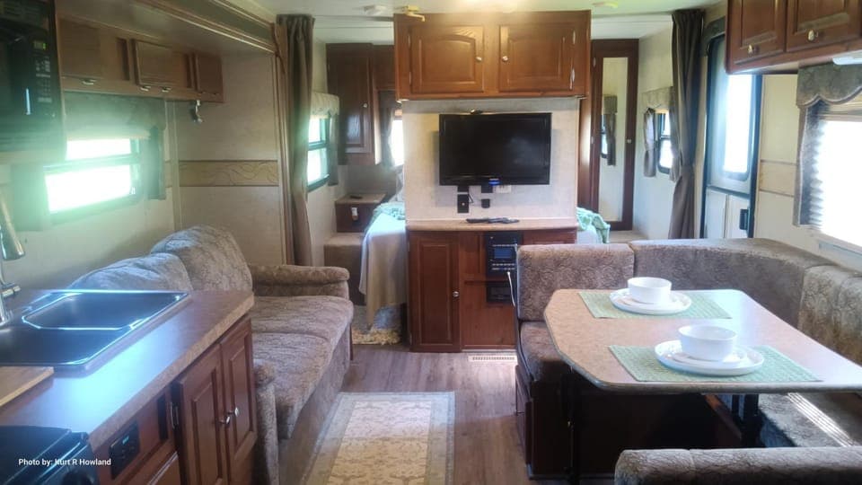 TV and multimedia, Kitchen or kitchenette, Living room, Seating area, Dining area